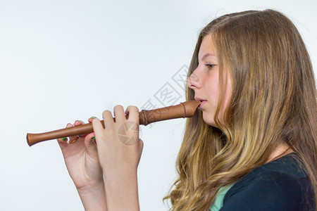 乐趣器的吹口哨金发长玩白背景独的笛子金发女孩图片