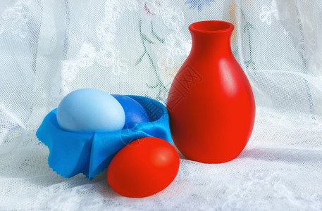 抽奖卷素材重点优质的选取对浅地彩色复活节鸡蛋和A卷的抽奖器着眼点在白旧蕾花桌布上绘制红色和蓝复活节鸡蛋和陶瓷刺表蕾丝背景