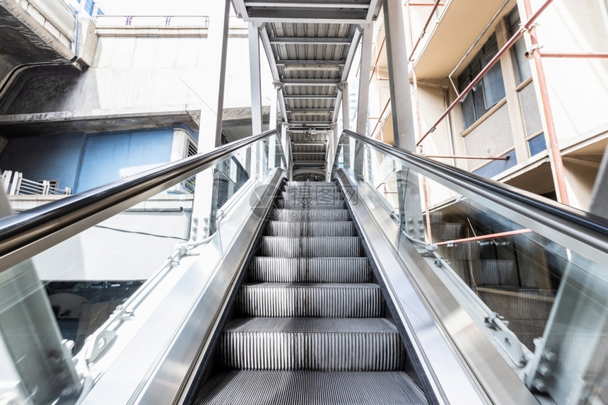 运动车站扶梯BTSSkytrain站是一个公共场所上下为人们提供机械扶梯Medern扶梯在新闻部仓库扶梯中金属图片