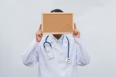 手拿木板的医生背景图片