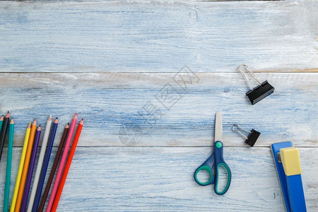 儿童彩色蜡笔和剪刀图片