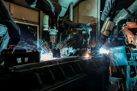 无线的液压工业机器人在厂中运动焊接钢板部分汽车图片
