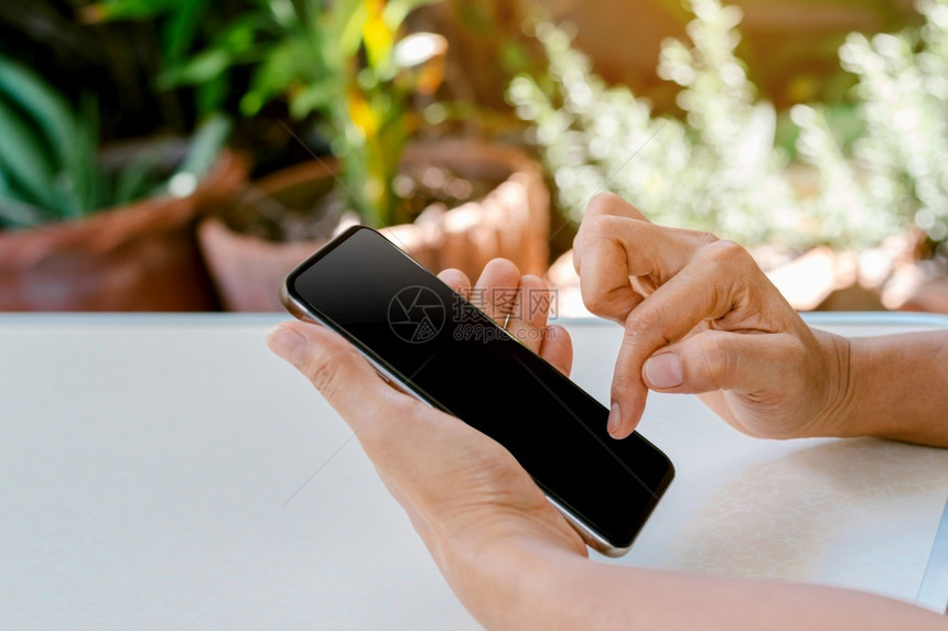 短信人手触摸在智能电话黑屏幕上用于使技术和社交媒体概念的人触碰手数字的在线图片