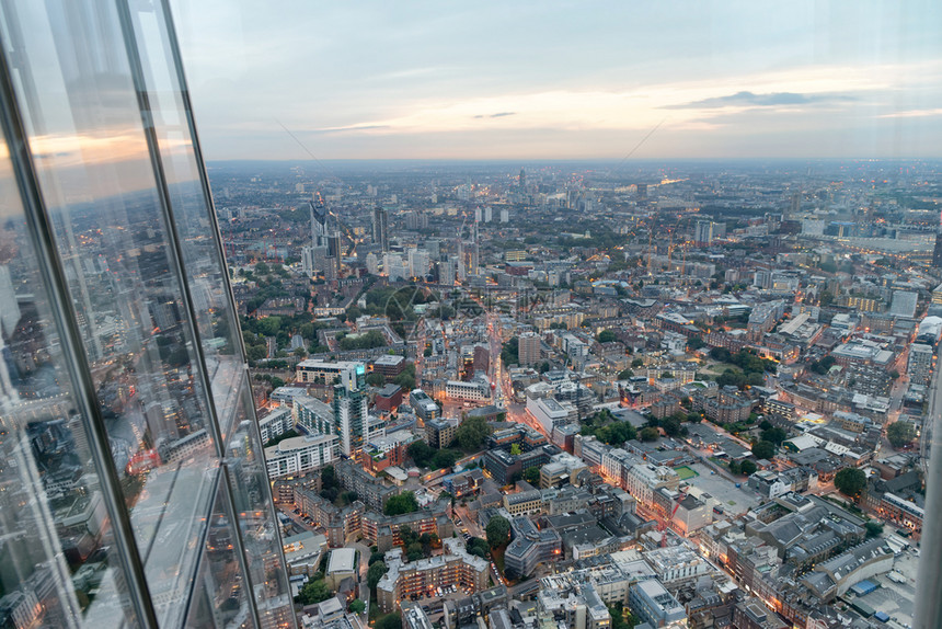 全球的摩天大楼伦敦2016年9月24日在附近的城市天际线鸟瞰图伦敦2016日在晚上的城市天际线鸟瞰图这座城市每年吸引30万游客塔图片