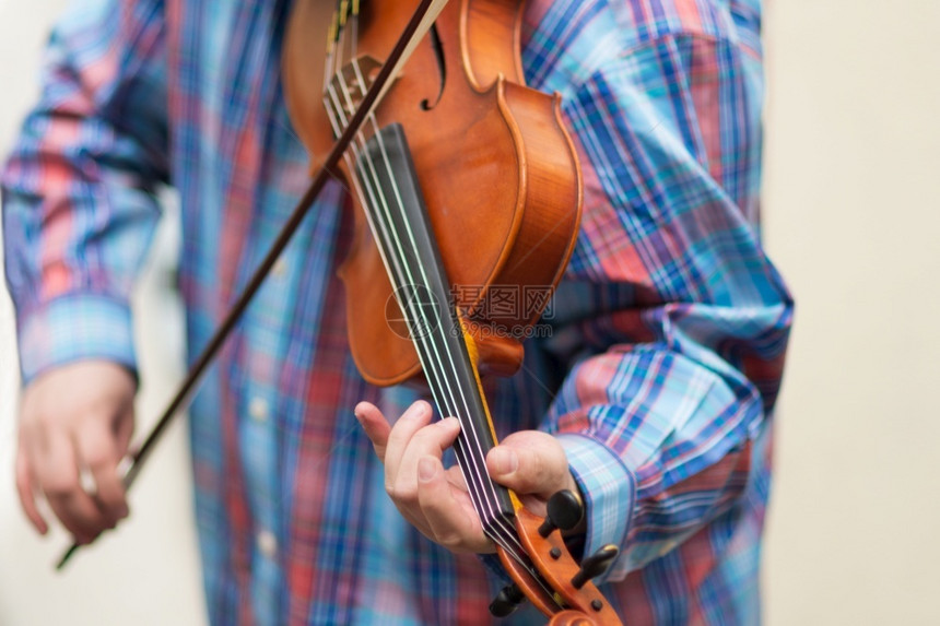 成年男性演奏小提琴图片