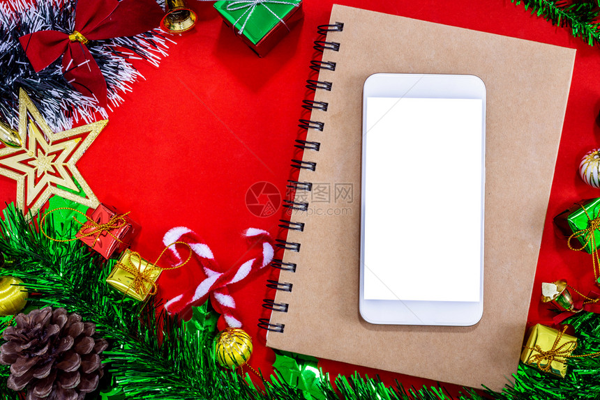 红纸背景新年概念上用空智能手机笔记本和铅制作的圣诞节装饰最佳图像介绍快乐的有创造力图片