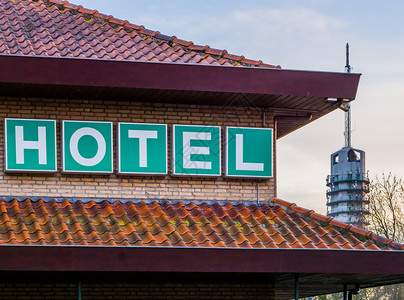 招牌字母旅馆屋顶上的酒店标志城市风景和建筑旅行概念等迹象图片