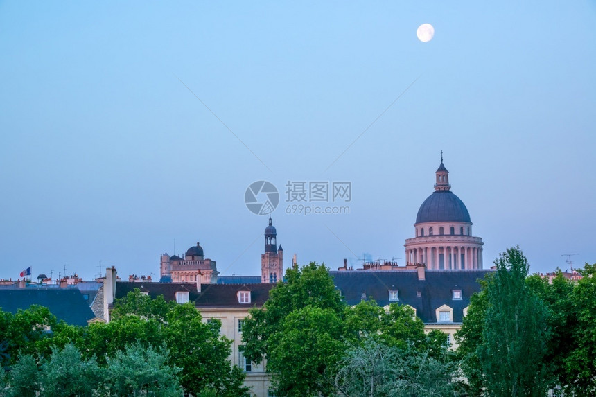 城市天际线法国一个夏日清晨在巴黎屋顶上满月在蓝天的亮中在巴黎屋顶上空著名的图片