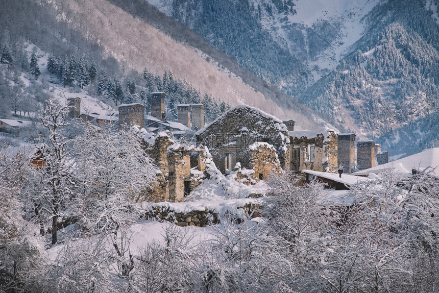 爬坡道乔治亚斯瓦内蒂的冬季城堡灯图片