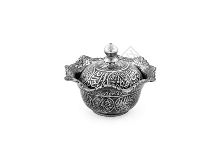 白底土耳其的手工仿制银糖碗在土耳其茶勺子杯背景图片