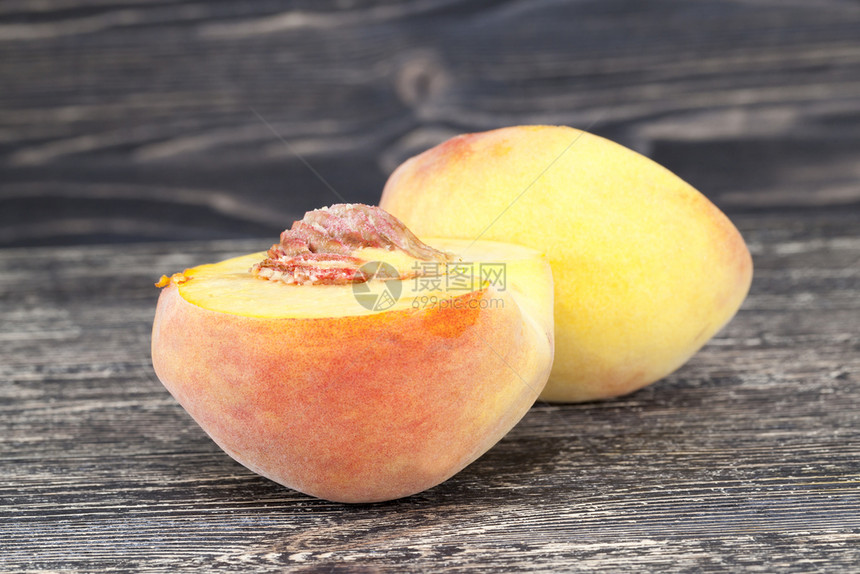 厨房里躺着几个成熟的桃子准备一顿水果甜点夏天木制的美味图片