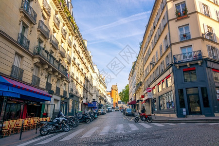 历史著名的法国巴黎蒙马特区街道上的夏日阳光明媚子蒙马特区巴黎街旅游图片