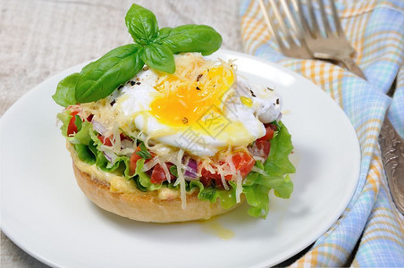 糖尿病番茄三明治加蔬菜填料和鸡蛋喷洒奶酪小吃图片