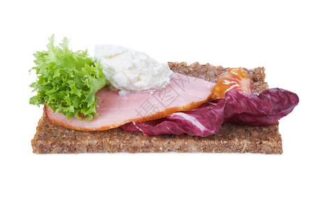 全麦黑面包三明治加含火腿和蔬菜白上孤立种子产品新鲜的图片