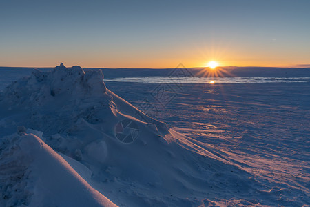 在欧洲冰岛的寒冬日升起雪生物圈天空图片