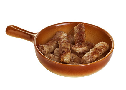 英国的奇波拉塔晚餐用培根包在煎锅里的香肠白底切帕奇图片