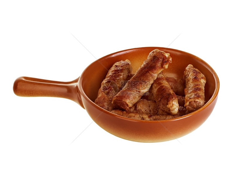 煮熟的浅用培根包在煎锅里的香肠白底切帕奇一种图片