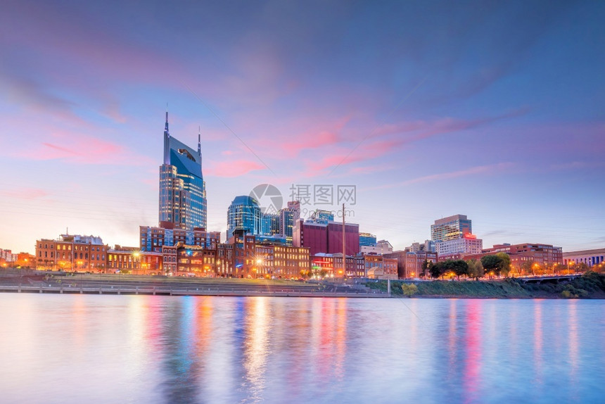 Nashville田纳西市中心天际线日落时在美国坎伯兰河风景纳什维尔百老汇图片