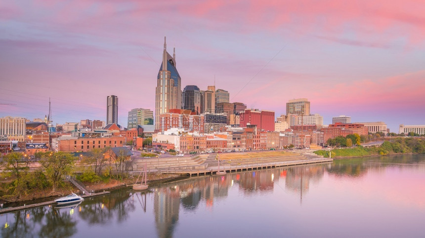 著名的Nashville田纳西市中心天际线日落时在美国坎伯兰河风景摩天大楼图片