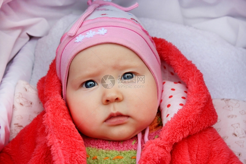 婴儿小宝美丽的悲伤眼睛在护身符里游戏玩图片
