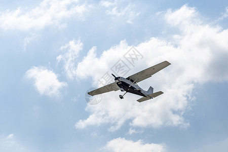 一架小飞机在土耳其行的地面视图特技飞行双翼机经典的图片