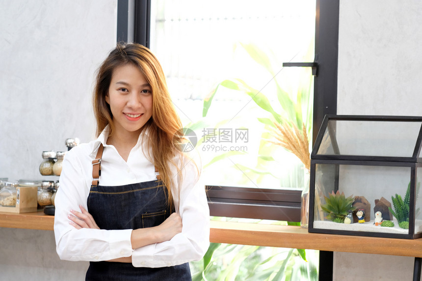 在室内女字体咖啡馆柜台背景小商业主食品和饮料业概念中面笑脸站立的年轻女律师协会青年Barista图片