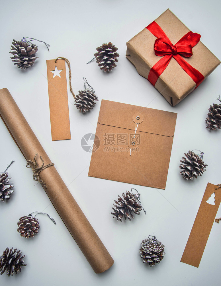 展示圣诞节概念明信片礼品盒圣诞玩具和锥体白色背景平躺盒子坦的图片