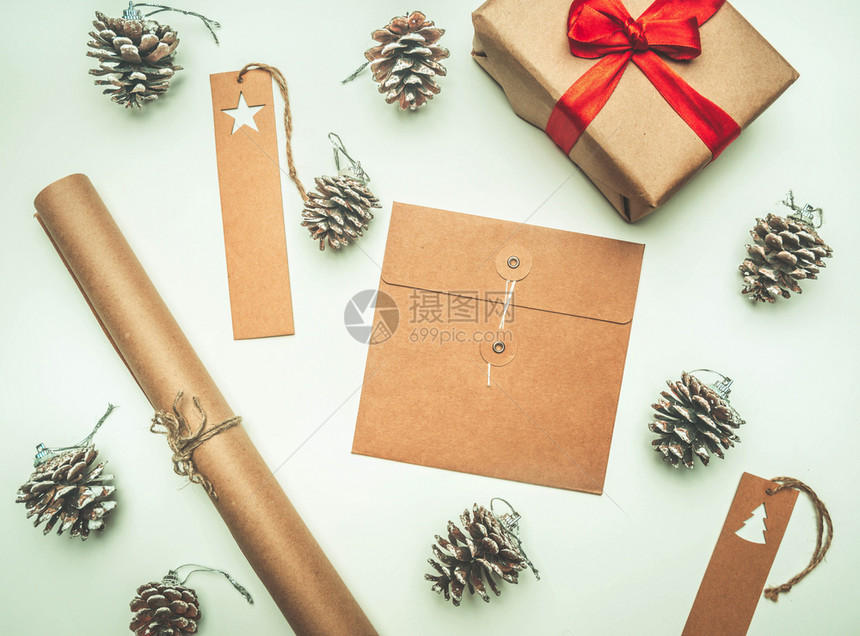 包裹新的希望圣诞节概念明信片礼品盒圣诞玩具和锥体白色背景平躺图片