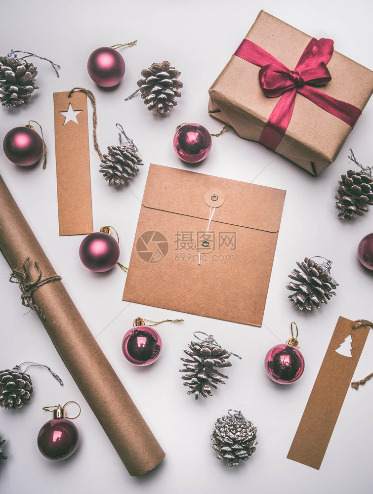 新的圣诞节概念明信片礼品盒圣诞玩具和锥体白色背景平躺装饰纸图片