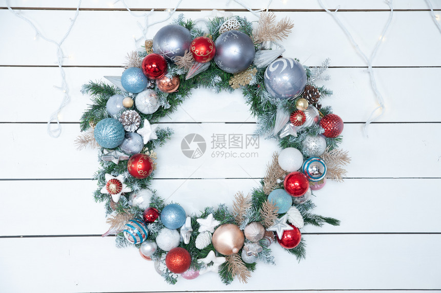 假期白墙上装饰圣诞花环新年的心情木头庆典图片