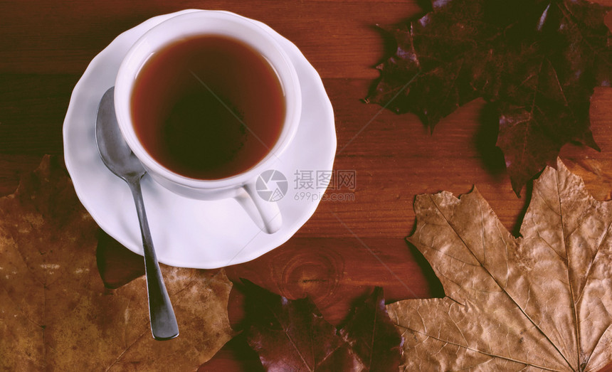 桌上的茶杯和秋叶图片