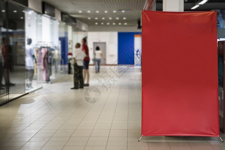 购物中心内空白的红色标志季节语牌室内的图片