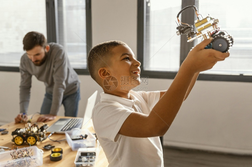 微笑父亲儿子制造机器人孩帮助图片