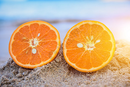 自然食物象征橙色在海滩滨的视野背景上夏天假期概念图片
