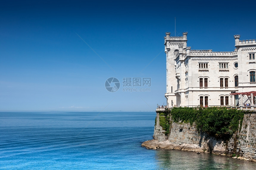 拥有复制空间的海洋上美丽童话城堡里雅斯特欧洲假期图片