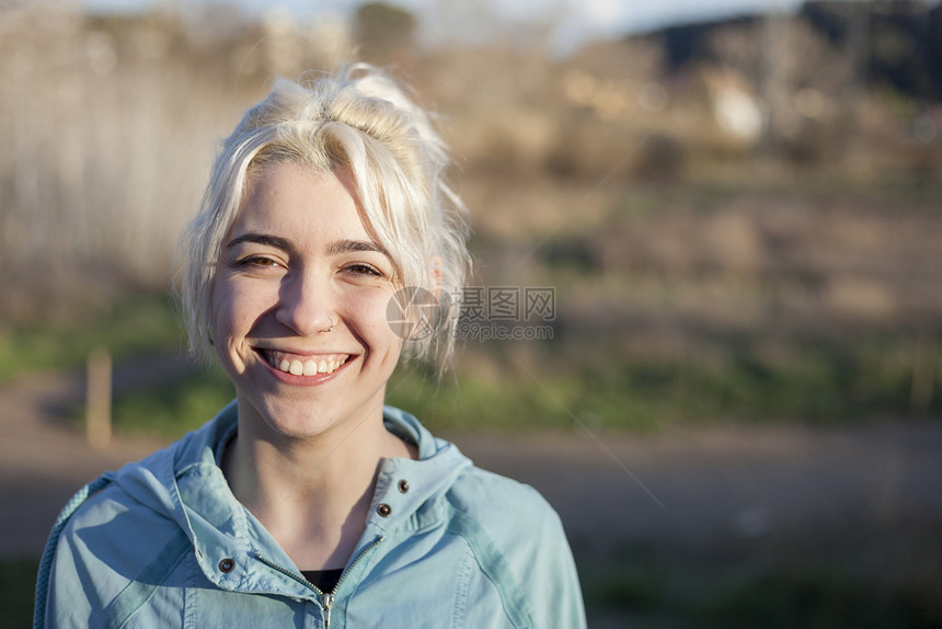 真实的一名年轻妇女在户外运动锻炼时行走的肖像快乐公园图片