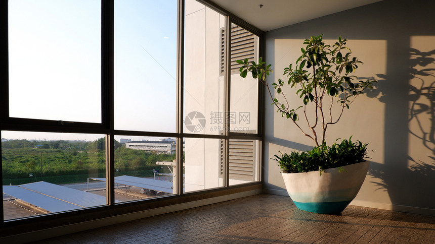 水泥在办公建筑区内用现代风格部建筑概念在玻璃墙中照亮阳光并装饰内置的室式房屋闪耀财产图片