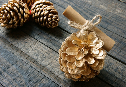 Xmas节日的物体圣诞松果美红心手工制作篮子信息木制背景等组织棕色的假期黄背景图片