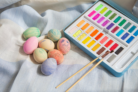 传统的丰富多彩节日用水颜料画的色复活节蛋手绘用水彩颜料画的色复活节蛋图片