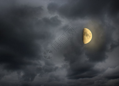 月亮在黑夜的云中闪耀月亮在黑暗的夜空中闪耀星辰在光之夜陨石行图片