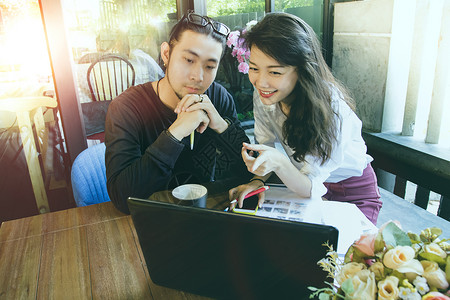 家庭办公室从事计算机工作的年轻青亚洲人自由职业男女讲话生活笔记本电脑图片