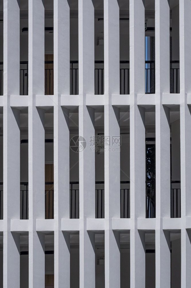 几何的框架水泥垂直状现代高住宅楼壁的混凝土遮阳墙表面太光照图片