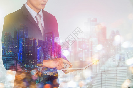 经理双倍的使用数字平板电脑和对城市和商人进行双重接触的商人金融图片