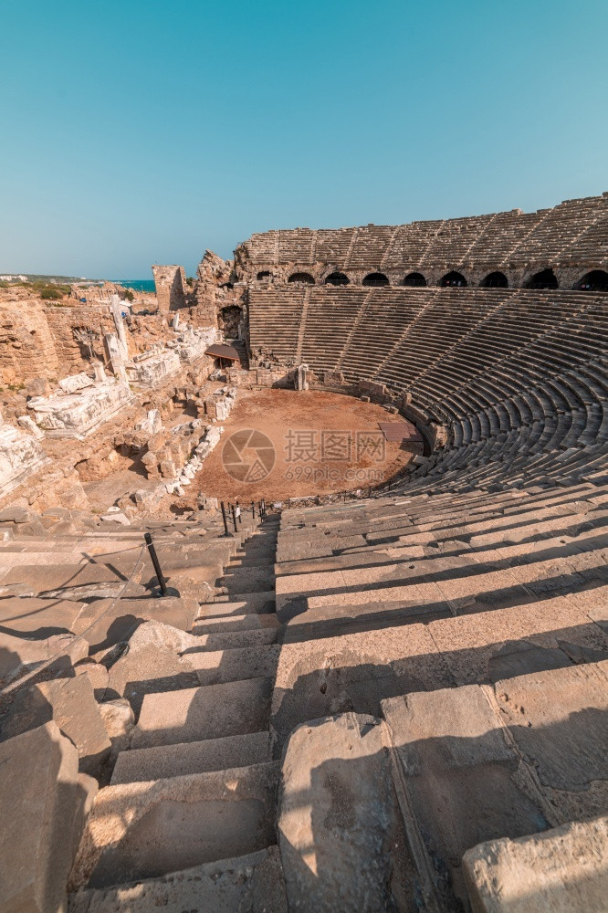 土耳其安塔利亚城的古老废墟和两栖剧院结石古典游客图片