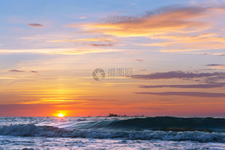 反射金的海上日落岸出落时的紫色天空海岸日出时的紫色天空日落时的紫色天空海上日落紫色的图片