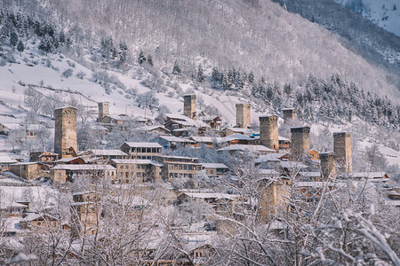 乔治亚斯瓦内蒂的冬季屋城市爬坡道图片