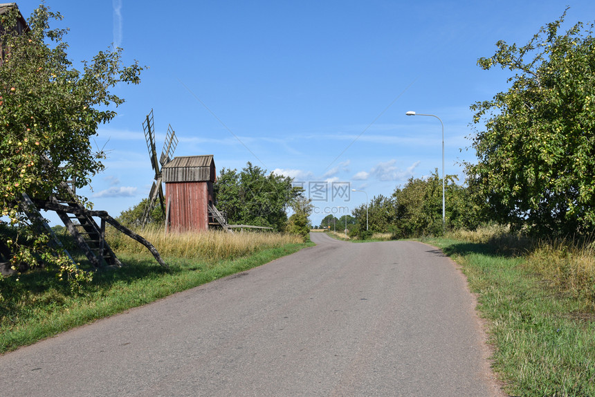 在瑞典奥兰岛路边的老式传统风车磨绿色经过图片