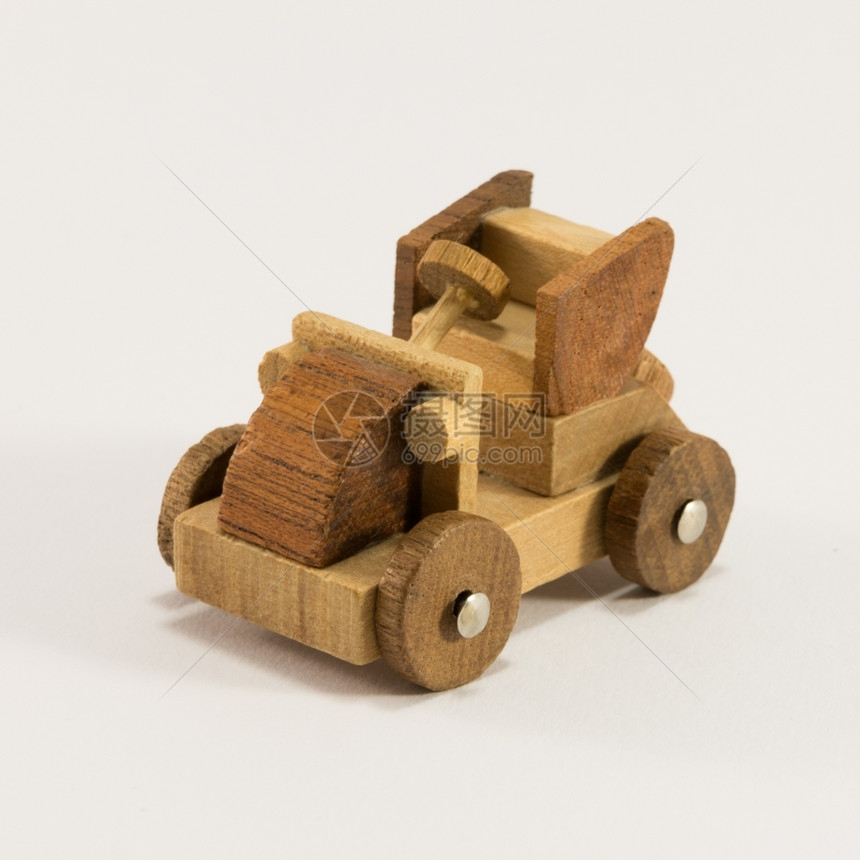 优质的在白色背景上被孤立的木制玩具旧汽车微型轮子复古的图片