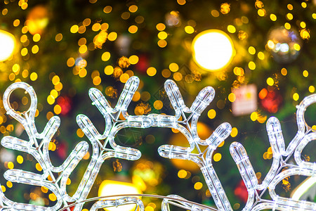 明亮的假期圣诞和新年绿色树背景装饰的彩色球紧贴近了多彩盒子图片
