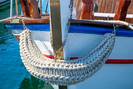 活力绳索一只老渔船的臭味紧贴手织的厚绳子保险杠机旧渔船和前板手工编织图片